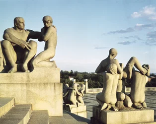 Fragment grupy rzeźb z granitu